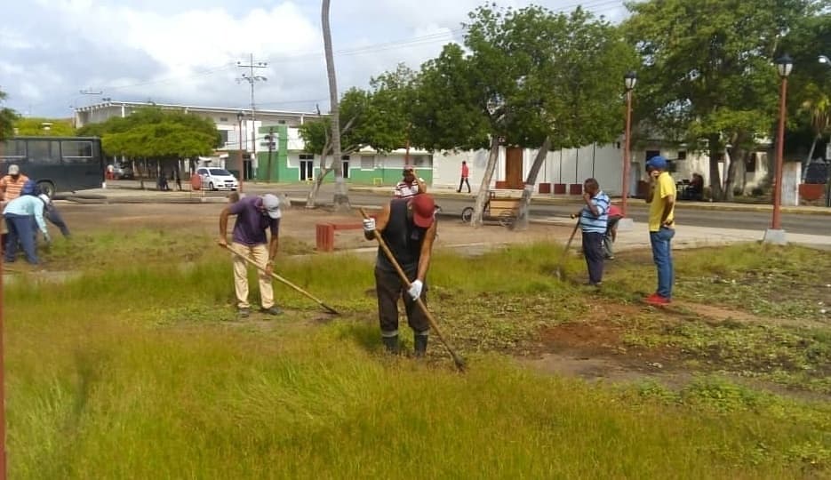 ¡¡¡Más #Trabajo Más #Limpieza!!!
 Continúan las jornadas de limpieza en la Plaza Sucre del sector El Rosado, parroquia Concepción.
Un municipio más #limpio donde podamos disfrutar de los espacios públicos y en familia.
⚡Vamos pa Lante y Venciendo⚡
#ORLANDOURDANETABUENALCALDE