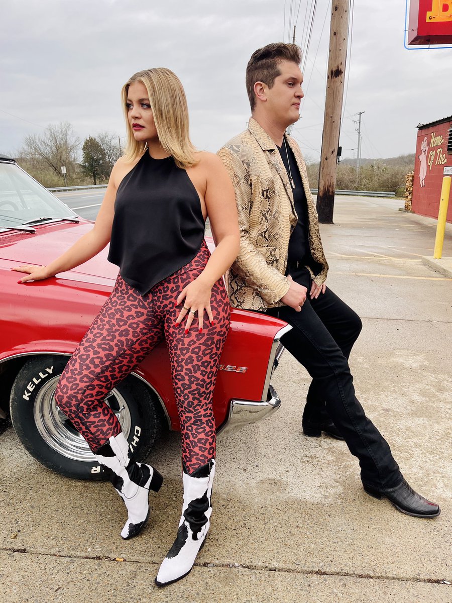 Lauren_Alaina's tweet image. Here’s a pic from the RED CARpet with @jonpardi. Don’t miss our performance of #GettingOverHim on the @CMT Awards tonight at 8/7 central!! 🚘 #CMTAwards