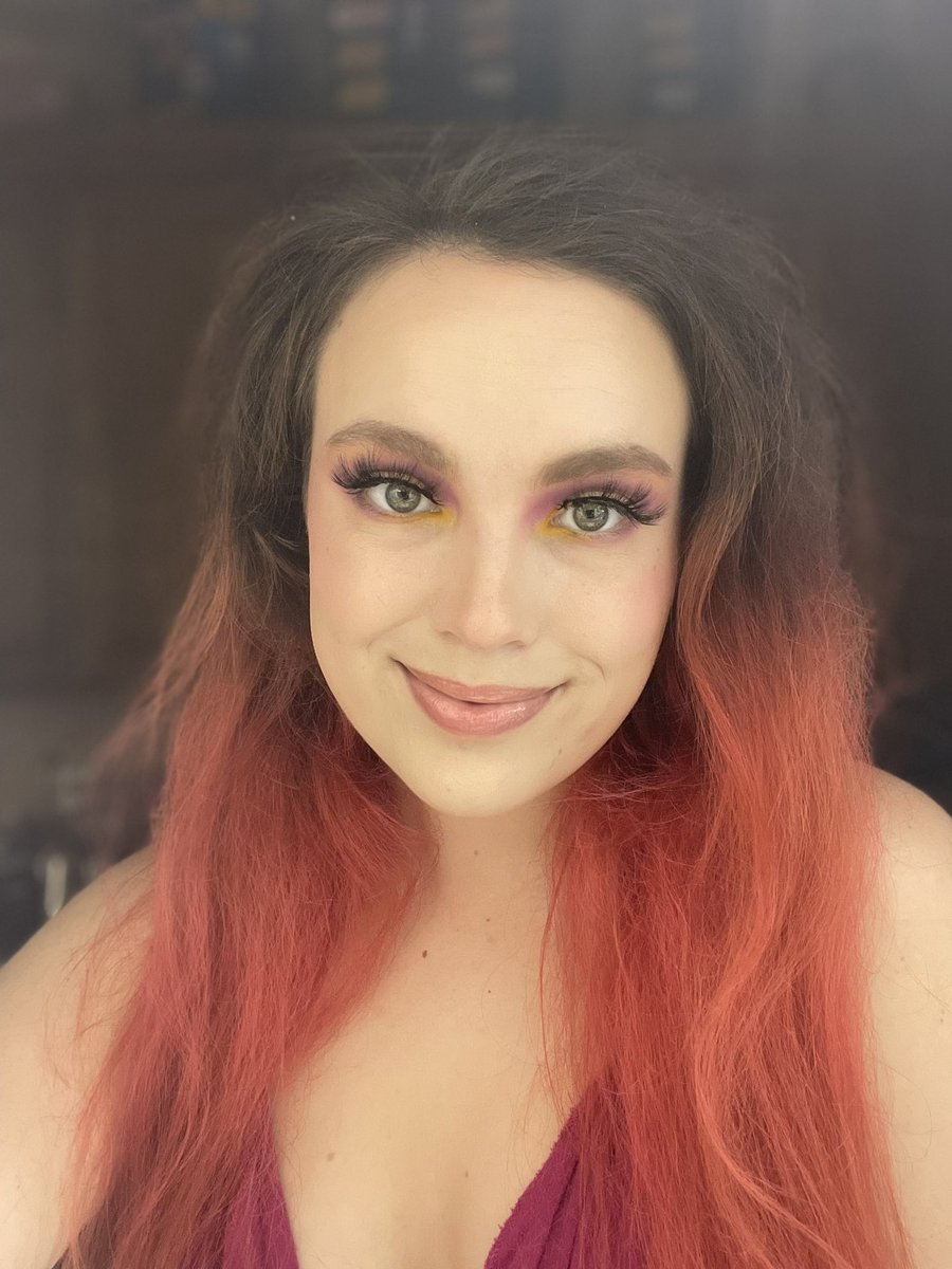 lynnzy96's tweet photo. @LunarBeauty @MannyMua733 My order came in today, I absolutely love everything! The sponges worked perfect with my foundation and setting powder. Life’s a drag Facelift was so easy to blend, the Dreamy gloss is so shiny and super comfortable and not “sticky”, and the Nova lashes are gorgeous! 😍😍😍 https://t.co/1DBCTpqQ16