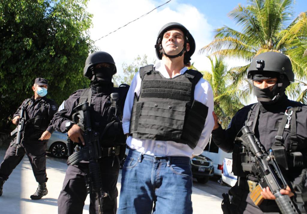 PNCSV's tweet photo. En estos momentos realizamos el traslado a las bartolinas de la División de Seguridad Fronteriza al exalcalde de ARENA @emuyshondt, acusado de apropiación indebida de retenciones tributarias, esta vez como alcalde de San Salvador. https://t.co/UuPpaDpUuR