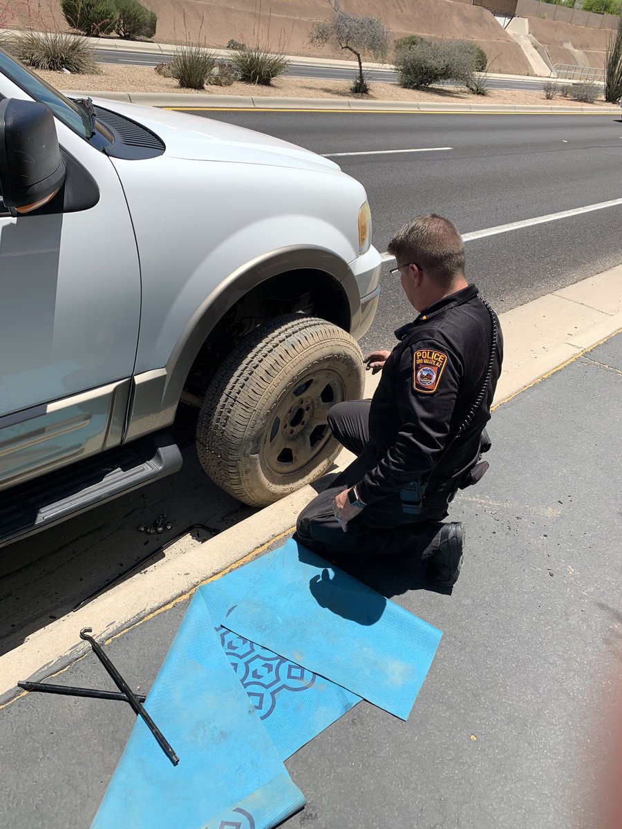 OroValleyPD's tweet photo. A little dirt and a lot of heat never hurt... much... well done helping this stranded motorist out Lieutenant Horetski! #CheckYourTires #BrokeDown #HereToHelp #Orovalleypd https://t.co/JtfH32O9iE
