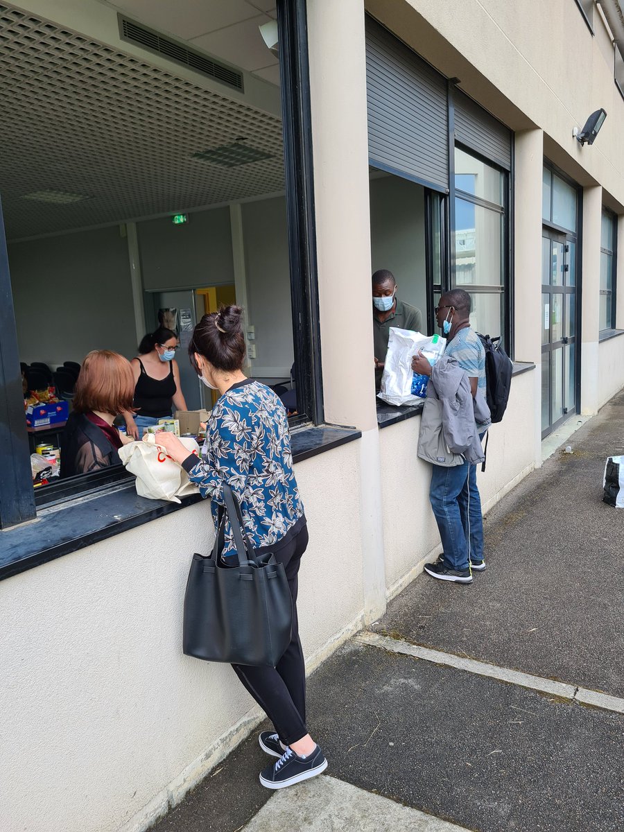 Titah13215306's tweet photo. Avec l'@univbourgogne, nous étions au Chevet des familles défavorisées et des étudiants pour une distribution des denrées alimentaires et des produits de première nécessité. Un immense merci à nos bénévoles et partenaires
#PrecariteEtudiante 
#CriseSanitaire 
#COVID19 https://t.co/Dn8MAqqqdB