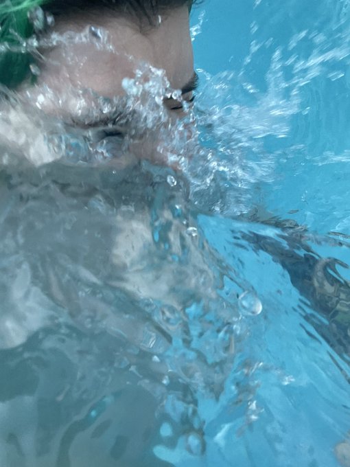 Tried to take underwater nudes and all I got was this pic of me almost drowning ✌️ https://t.co/PWfx