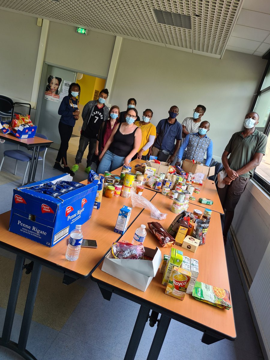 Titah13215306's tweet photo. Avec l'@univbourgogne, nous étions au Chevet des familles défavorisées et des étudiants pour une distribution des denrées alimentaires et des produits de première nécessité. Un immense merci à nos bénévoles et partenaires
#PrecariteEtudiante 
#CriseSanitaire 
#COVID19 https://t.co/Dn8MAqqqdB