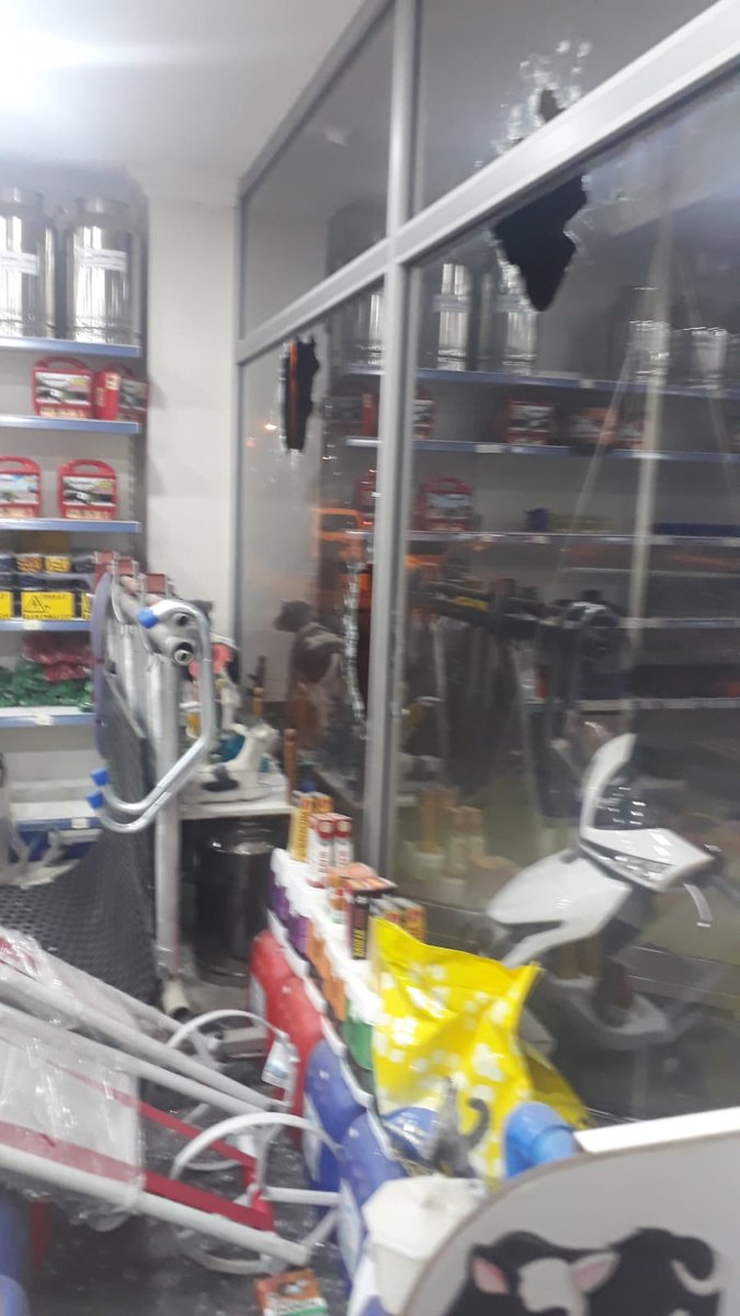 3tvTR's tweet photo. ÖDEMIŞ'TE NELER OLUYOR? 
GECE SAATLERNDE ÖDEMİŞİN TANINMŞ İŞLETMELERINDN BİRİNİN ŞEHİRDKİ İKİ  İŞYERİ DE BELİRSZ KİŞİ YA DA KİŞİLRCE TARANDI.
ALINAN BİLGYE GÖRE MEVCUT KAMERALARDN KISA SÜREDE ZANLI YA DA ZANLILARN YAKALANACGI BELIRTILDİ. GÜN AĞARDIĞNDA ZARAR DAHA NET GÖRÜLECEKTR. https://t.co/sC2XyRP4W8