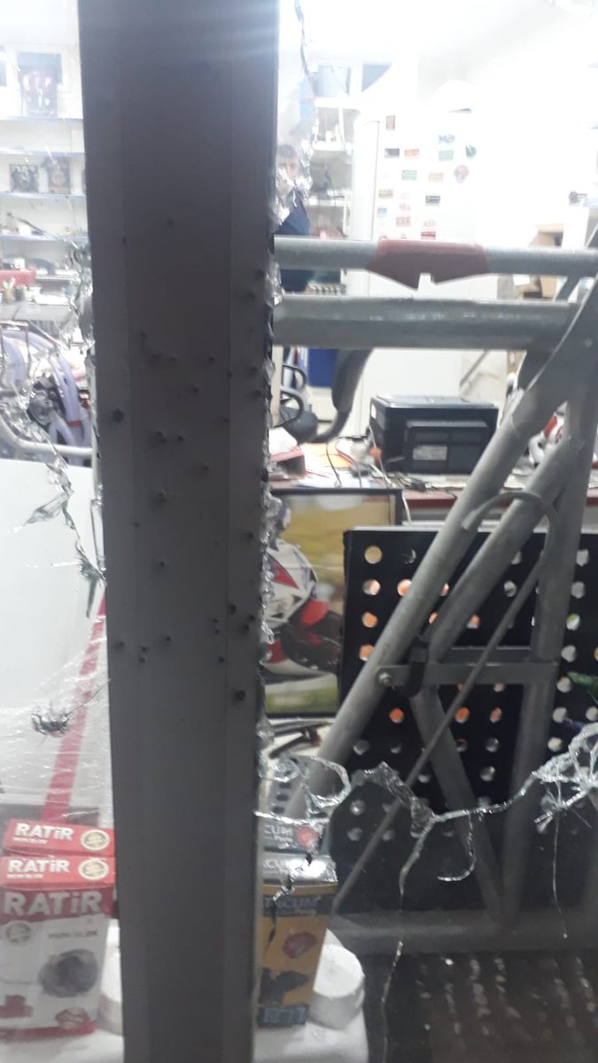 ÖDEMIŞ'TE NELER OLUYOR? 
GECE SAATLERNDE ÖDEMİŞİN TANINMŞ İŞLETMELERINDN BİRİNİN ŞEHİRDKİ İKİ  İŞYERİ DE BELİRSZ KİŞİ YA DA KİŞİLRCE TARANDI.
ALINAN BİLGYE GÖRE MEVCUT KAMERALARDN KISA SÜREDE ZANLI YA DA ZANLILARN YAKALANACGI BELIRTILDİ. GÜN AĞARDIĞNDA ZARAR DAHA NET GÖRÜLECEKTR.