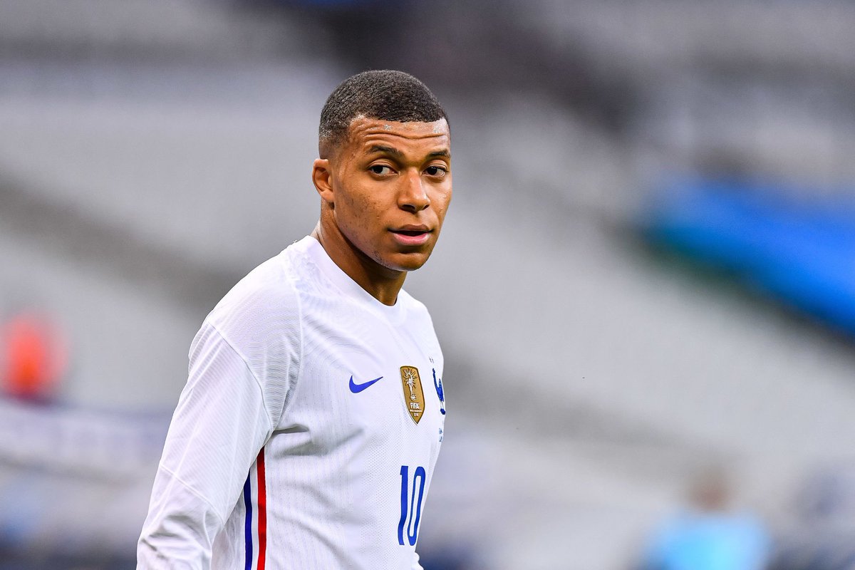 ActuFoot_'s tweet photo. Kylian Mbappé a été agacé par les déclarations d’après-match de Giroud.
Sous la colère, le Parisien a voulu s’exprimer en conférence de presse pour clarifier la situation.
Deschamps l’en a empêché et lui a dit de se concentrer sur #FRA -#GER.
(L’Équipe)
https://t.co/JBWUsZvnjW https://t.co/77WSRFUTeg