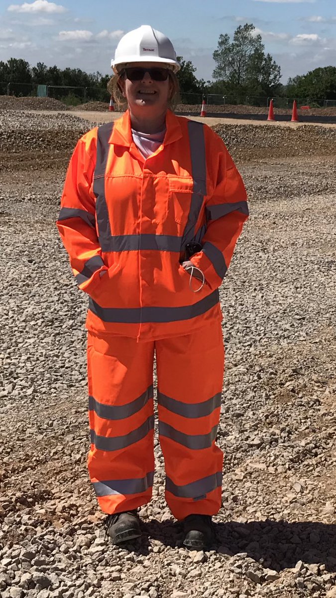 yudoula's tweet image. So nice to finally be back on site today doing what I love !!❤️👷🏻‍♀️ #hs2 #thisiscivilengineering #speedrail #backtosomenormality #covid_19 #geogrid #tensar