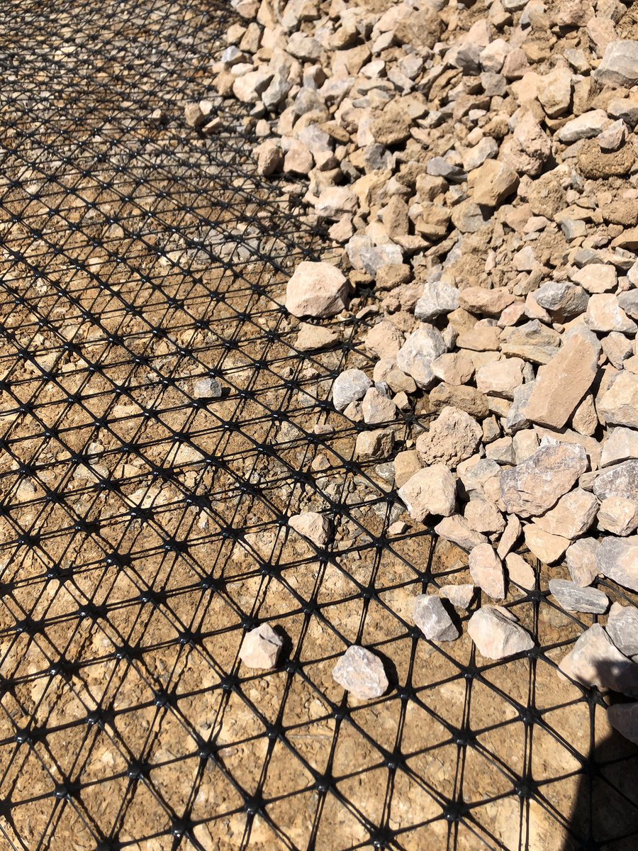 yudoula's tweet image. So nice to finally be back on site today doing what I love !!❤️👷🏻‍♀️ #hs2 #thisiscivilengineering #speedrail #backtosomenormality #covid_19 #geogrid #tensar