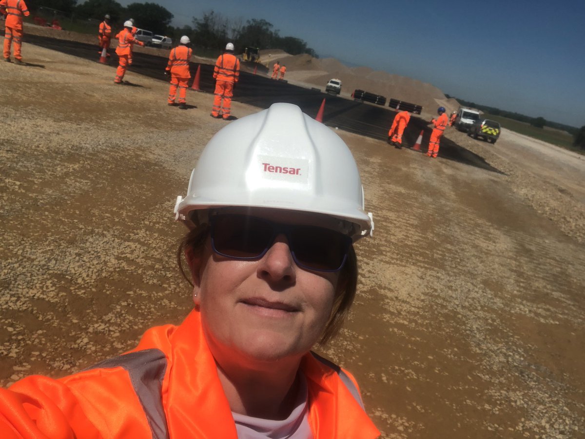 yudoula's tweet image. So nice to finally be back on site today doing what I love !!❤️👷🏻‍♀️ #hs2 #thisiscivilengineering #speedrail #backtosomenormality #covid_19 #geogrid #tensar