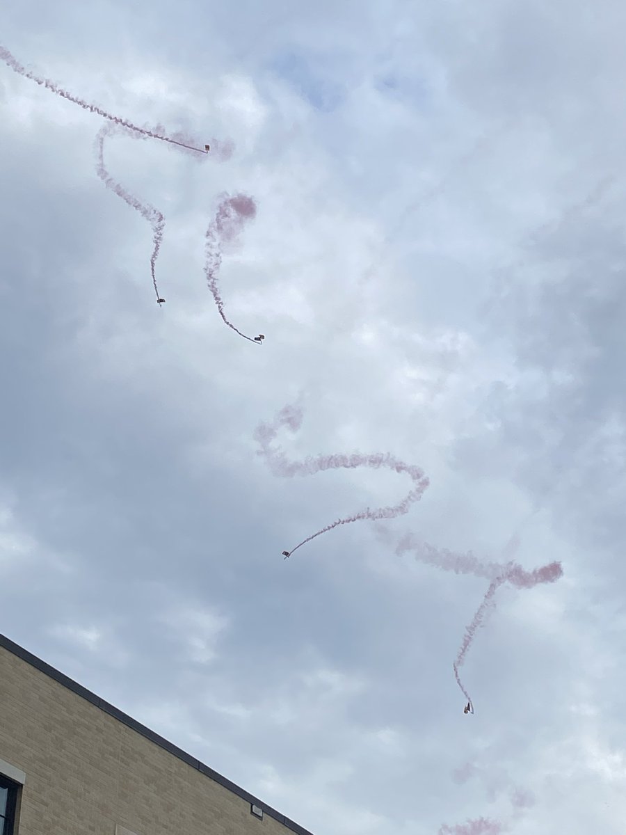 AllyBohs's tweet photo. @ARLnowDOTcom @nbcwashington @washingtonpost @WTOP what is happening? Parachutes over Arlington?? https://t.co/sio1vgc0BD