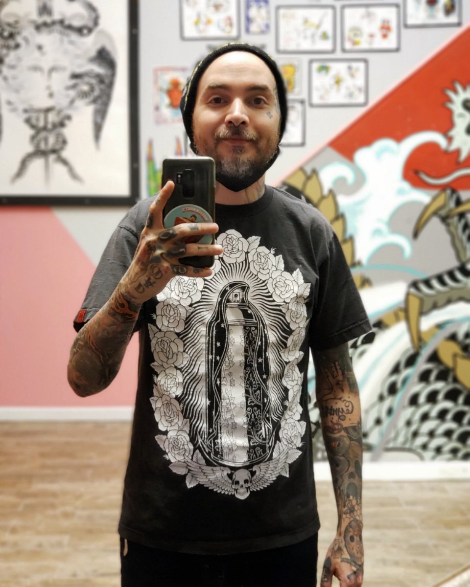 BreauxTattoos's tweet photo. Throwback studio selfie. 😀🤳🐉 Fat Dragon vibes are raaaad. 🩸 DM for private appointment info and have a great evening! 🙌 #thefatdragon #texas #webstertx #clearlaketx #friendswoodtx #houstontx #alvintx #nasa #tattoo #tattoos #texastattoo #texastattoos #texastattooer https://t.co/oI4PRKM3JQ
