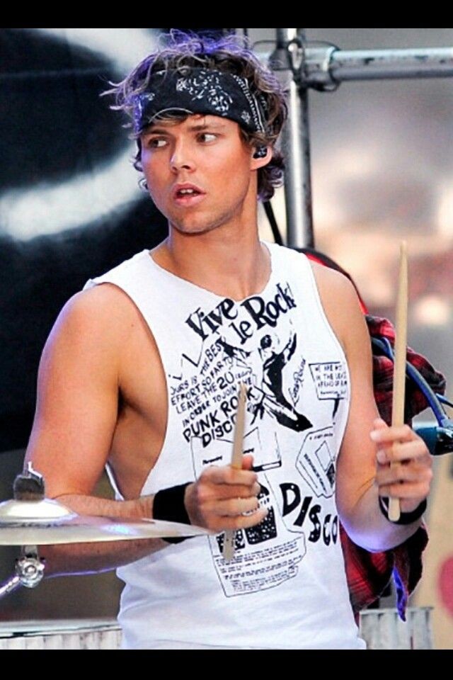 micabaumg_'s tweet photo. Abro hilo de ashton con bandana.
Totalmente necesario.
<3 https://t.co/ywj8d5c0EY