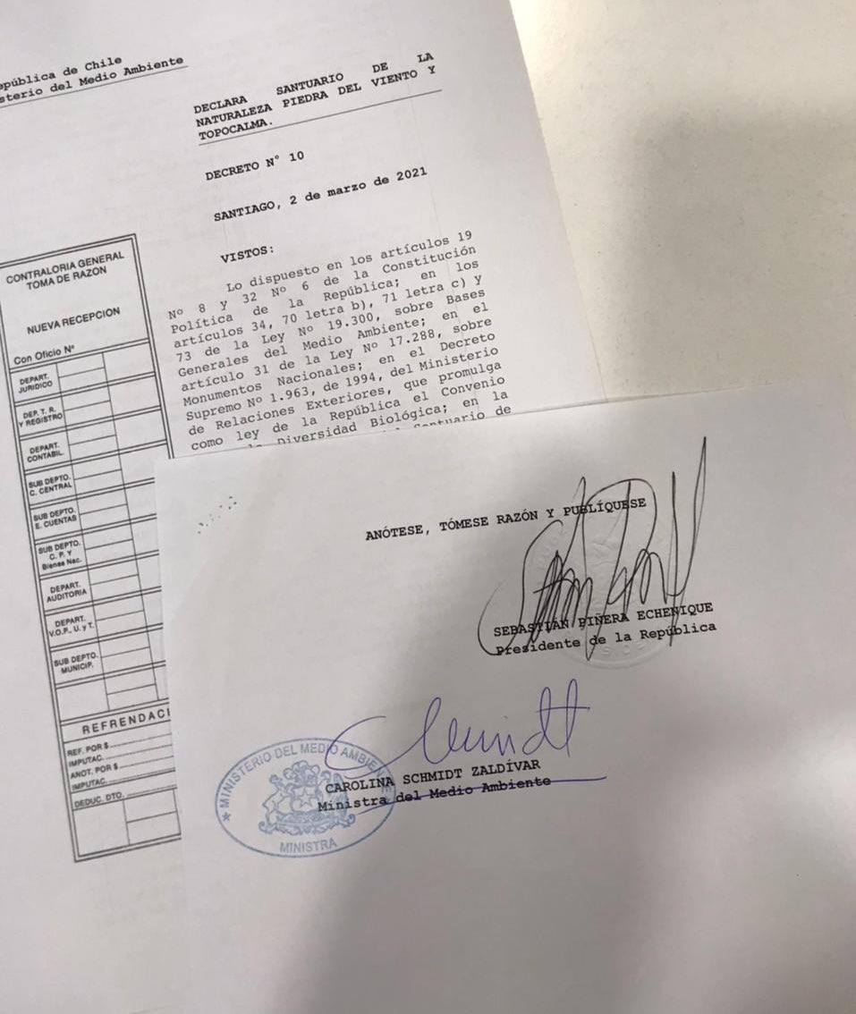 ¡FIRMADO✍️! En el marco de la celebración del Día Mundial de los Océanos 🌊tenemos una gran noticia! 
El presidente <a href="/sebastianpinera/">Sebastian Piñera</a> acaba de firmar el decreto que crea el #SantuarioDeLaNaturaleza #PiedraDelViento y #Topocalma👇