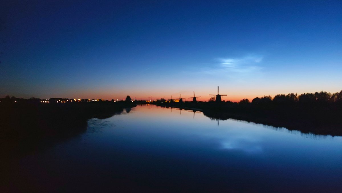 johan_klos's tweet photo. Goedemorgen mijn eerste #nlc bij #alblasserdam met uitzicht op #kinderdijk #weerfoto #mobilephotography #foonfoto @RTV_Rijnmond we zullen er wel meer zien deze #zomer 🙋🙋‍♀️🙋‍♂️ https://t.co/3H0ag6oW2b