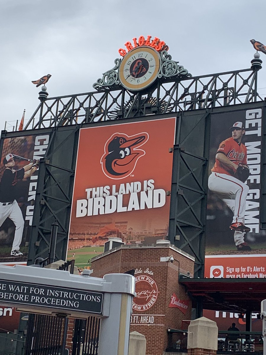 Meet_My_Mets's tweet image. #LGM loving this ballpark @Orioles and thank you #PinMan and #CowBellMan for a great pre-game! 🧡💙🧡💙
