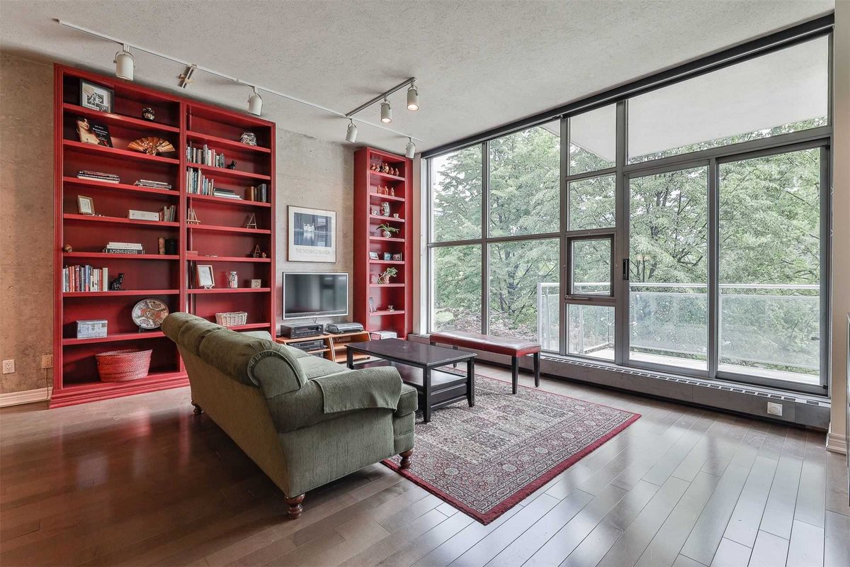 urbaneer's tweet photo. Lush park views from 20 Niagara - #Toronto's first #SoftLoft - offered for $1,085,000 - #TorontoRealEstate #TOre #TorontoCondos #TorontoLofts #LoftLiving #CanadianHousing #CanadianRealEstate https://t.co/aGrv6ZA7jy