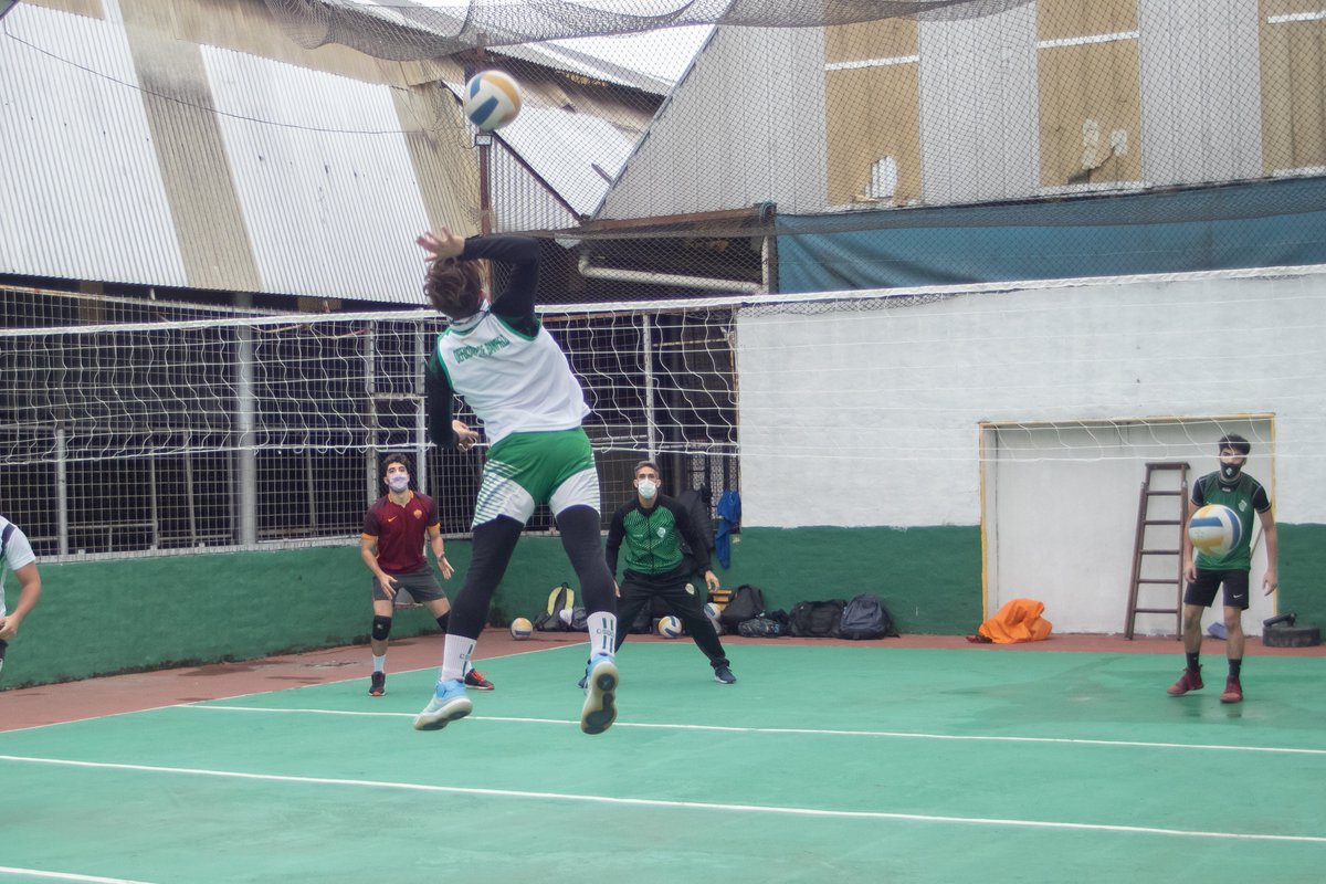 VOLEYDEFEBANF's tweet photo. #Inferiores2021 || Entrenamiento de sub 18 y 21! 🥳💚
Encuentren al infiltrado 😂
#elclubdebarriomasgrandedelmundo #soydeldefe https://t.co/0voVyf3W6R