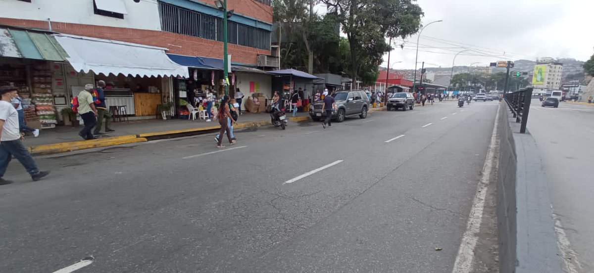 PolisucreOficia's tweet photo. #9deJunio | Despliegue Conjunto Estratégico de Seguridad Ciudadana Inteligencia Patrullaje y reacción Inmediata #Plan76 INPRI al servicio de la ciudadanía para garantizar la paz y seguridad de los habitantes del Cuadrante 16
#Petare
@capitalzodi41
@DesurPetareGN
@PoliciaMiranda https://t.co/OSwYsPr9Re