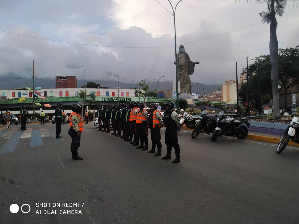 PolisucreOficia's tweet photo. #9deJunio | Despliegue Conjunto Estratégico de Seguridad Ciudadana Inteligencia Patrullaje y reacción Inmediata #Plan76 INPRI al servicio de la ciudadanía para garantizar la paz y seguridad de los habitantes del Cuadrante 16
#Petare
@capitalzodi41
@DesurPetareGN
@PoliciaMiranda https://t.co/OSwYsPr9Re