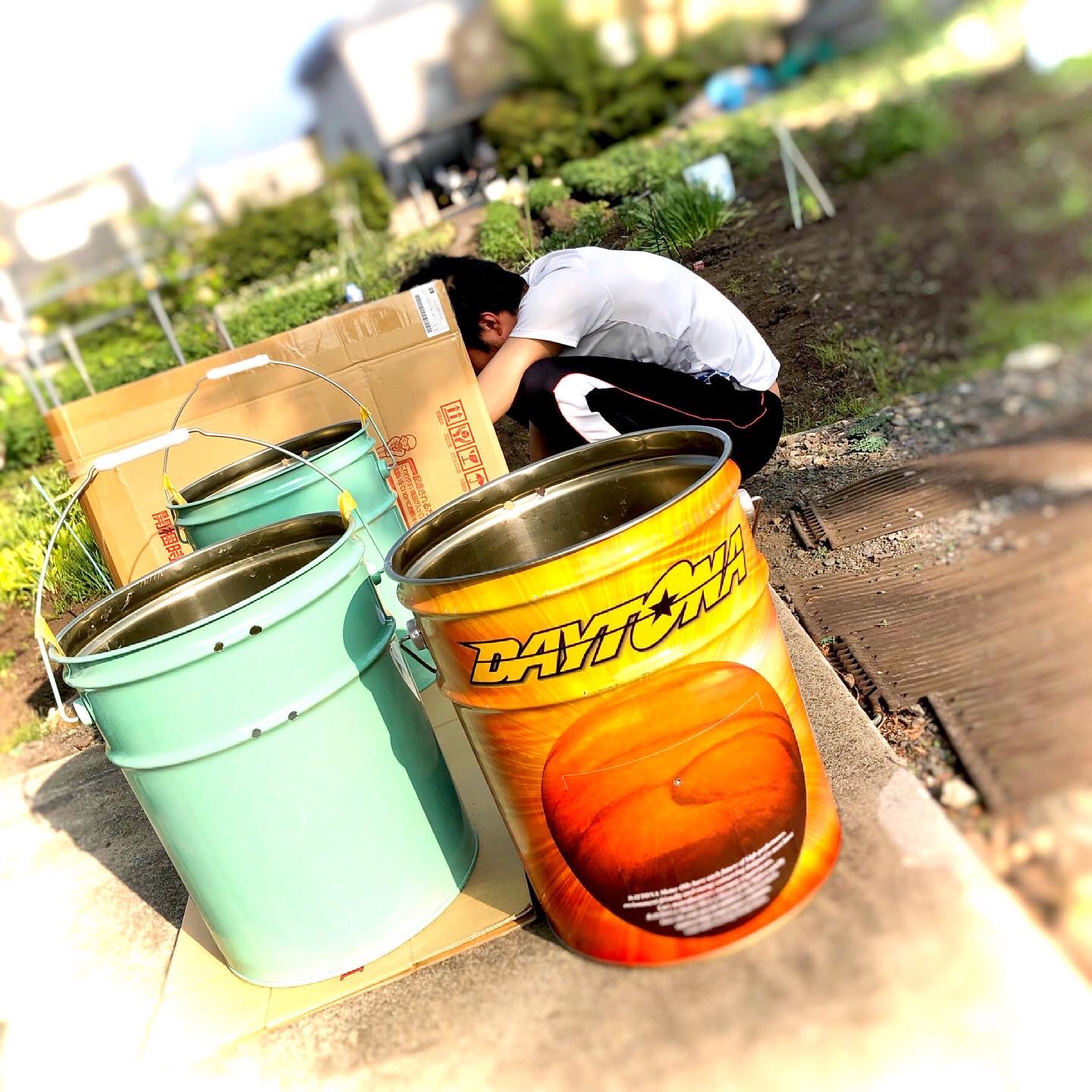 ℍ𝔸ℕ𝔻ℂℝ𝔸𝔽𝕋 𝕖𝕝𝕞𝕒 タープの風対策 重りをを自作しました ペール缶の中でコンクリート練って固めて可愛く塗装 タープの足に金具で固定できるようにしました 使わない時は重ねて置けるし 蓋があればイスにもなります ペール缶 ペール缶 ℍ𝔸ℕ𝔻ℂℝ𝔸𝔽𝕋 𝕖𝕝𝕞𝕒 タープの風対策 重りをを自作しました ペール缶の中でコンクリート練って固めて可愛く塗装 タープの足に金具で固定できるようにしました 使わない時は重ねて置けるし 蓋があればイスにもなります ペール缶 ペール缶