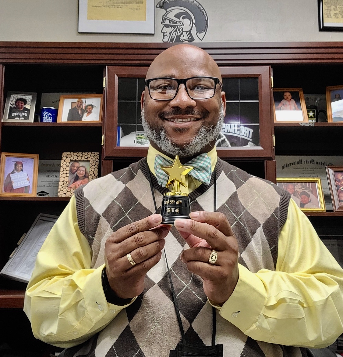 BehaviorWisd's tweet photo. This year our alternative and credit recovery campuses were leaders in creating a positive environment with clear expectations. And their Foundations manuals look pretty beat up -- always a good sign!🙌 #PBIS #ROAR #KNIGHTS @WacoISD @SafeAndCivil @HighBrazos @KarlSchleich https://t.co/8g60vTrqlK