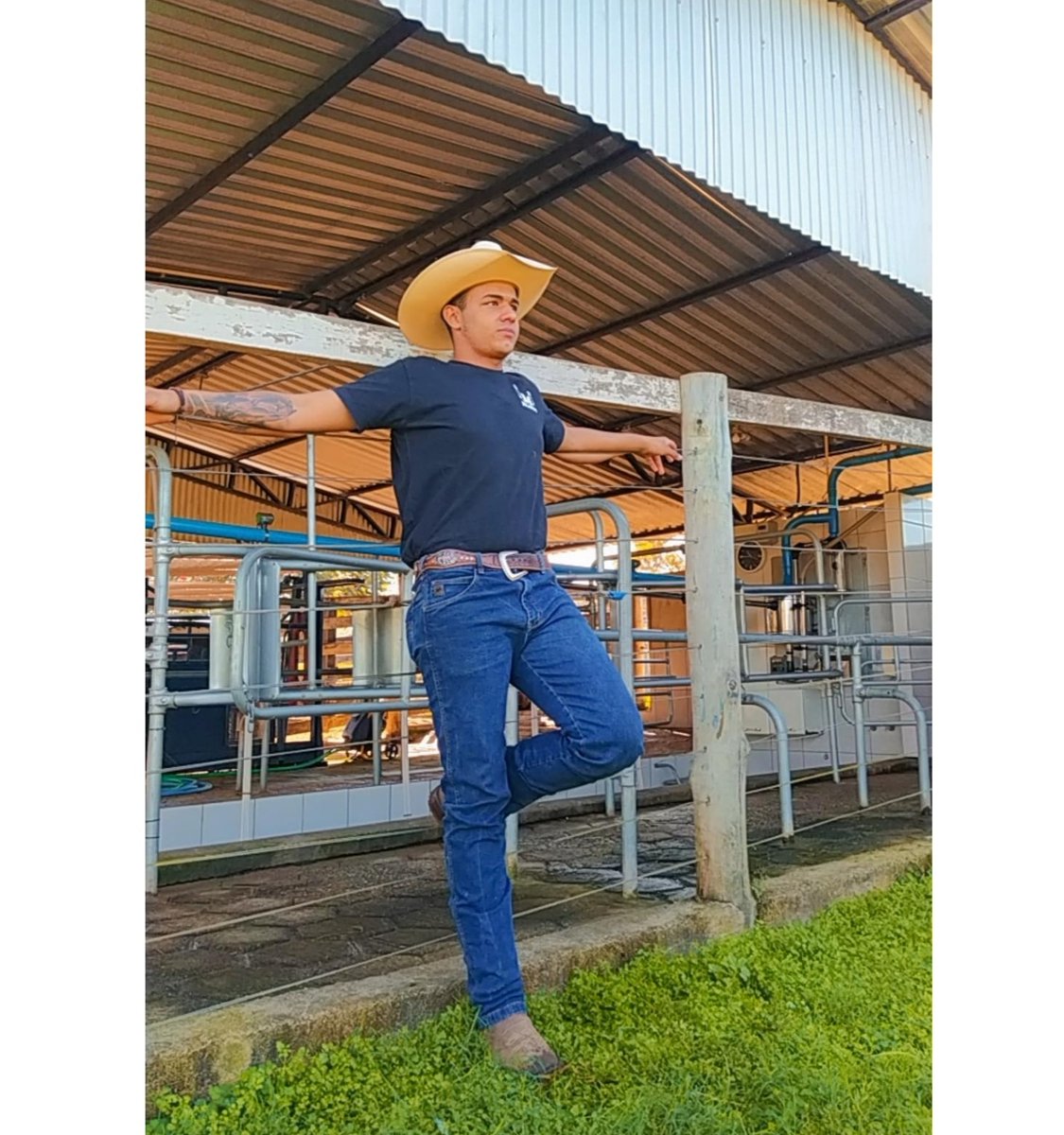 LuizGuto9's tweet photo. 🥱
#sistemabruto #kingfarm #texascountry #texanas #explorar #rodeio #cowboy #caipiramemo #caipira #barretos #agronomia #agropecuaria #agroétop #divulgação #pecuária #xucro #zootecnista #cavalos #countrylife #farm #lida #vidanocampo #rodeio #nelore #quartodemilha #veterinária https://t.co/TgXQIjBm2b