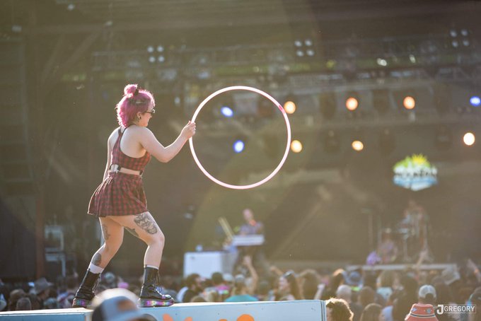 That one time I went to mountain music festival in west Virginia To perform for @moonhooch https://t<a href="/tag/pinkhairdontcare"class="tags"><span>#pinkhairdontcare</span></a><a href="/tag/allwhiteoutfit"class="tags"><span>#allwhiteoutfit</span></a><a href="/tag/adulthumor"class="tags"><span>#adulthumor</span></a>