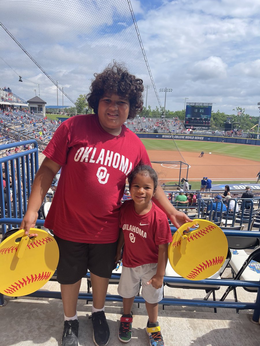 RaineeRachelle's tweet photo. #WCWS Let’s Go Sooners https://t.co/g4igFo1MaV