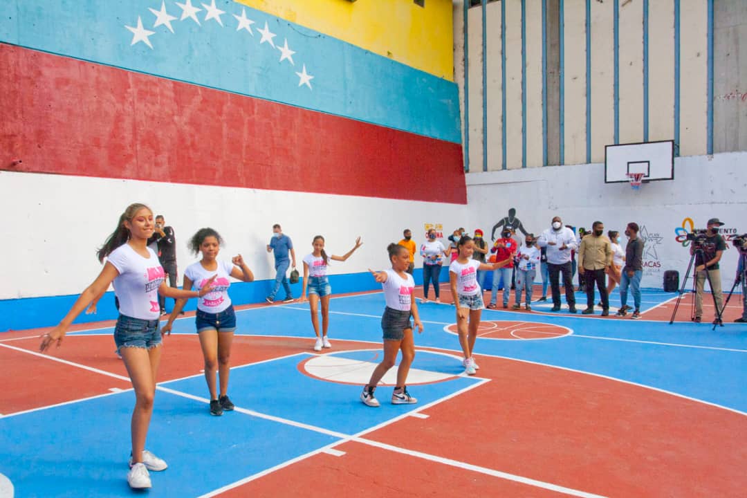 vargas_mimou's tweet photo. Cuanto colorido y cuanta energía de nuestr@s muchach@s, dándole vida a estos espacios. Vamos #CaminoACarabobo celebrando con un despliegue de todo el equipo de gobierno #ElMazoSiempreConChávez @NicolasMaduro @gestionperfecta @harolclemente @GRaulparedes @LopezvargasR https://t.co/4WXtUC5xDA
