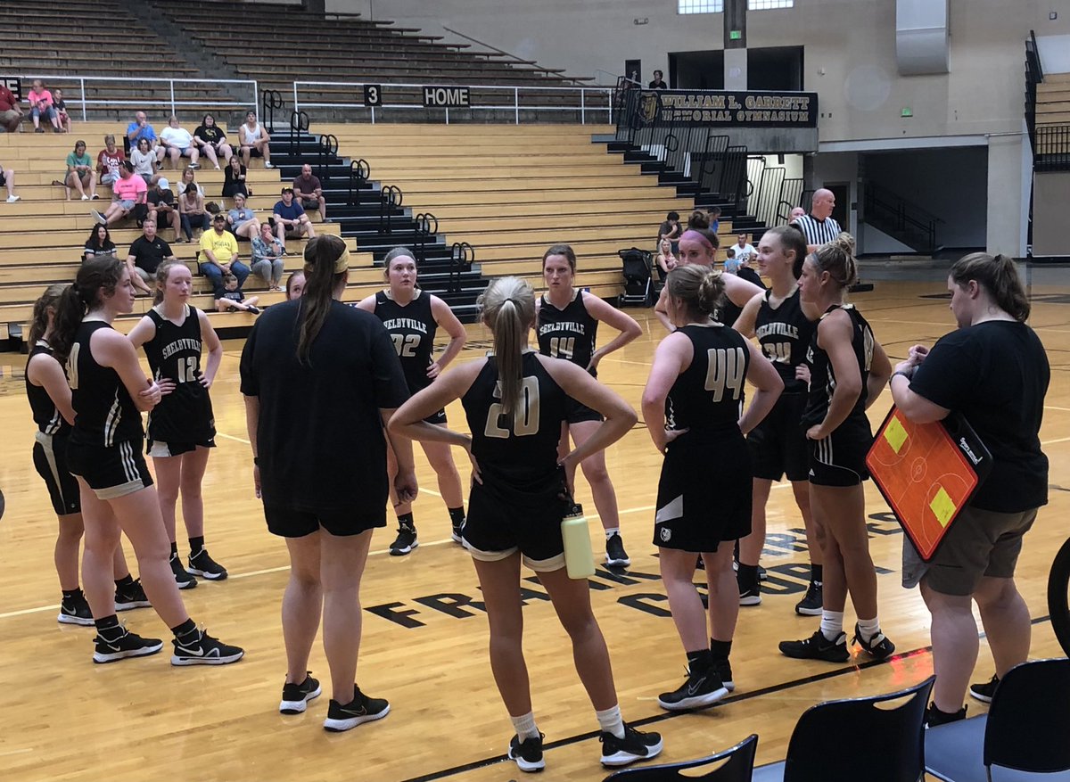 KrisMills007's tweet photo. Coach Hoefler running a nice summer league at Shelbyville. @beccahoefler https://t.co/X8Pu9xuwpm