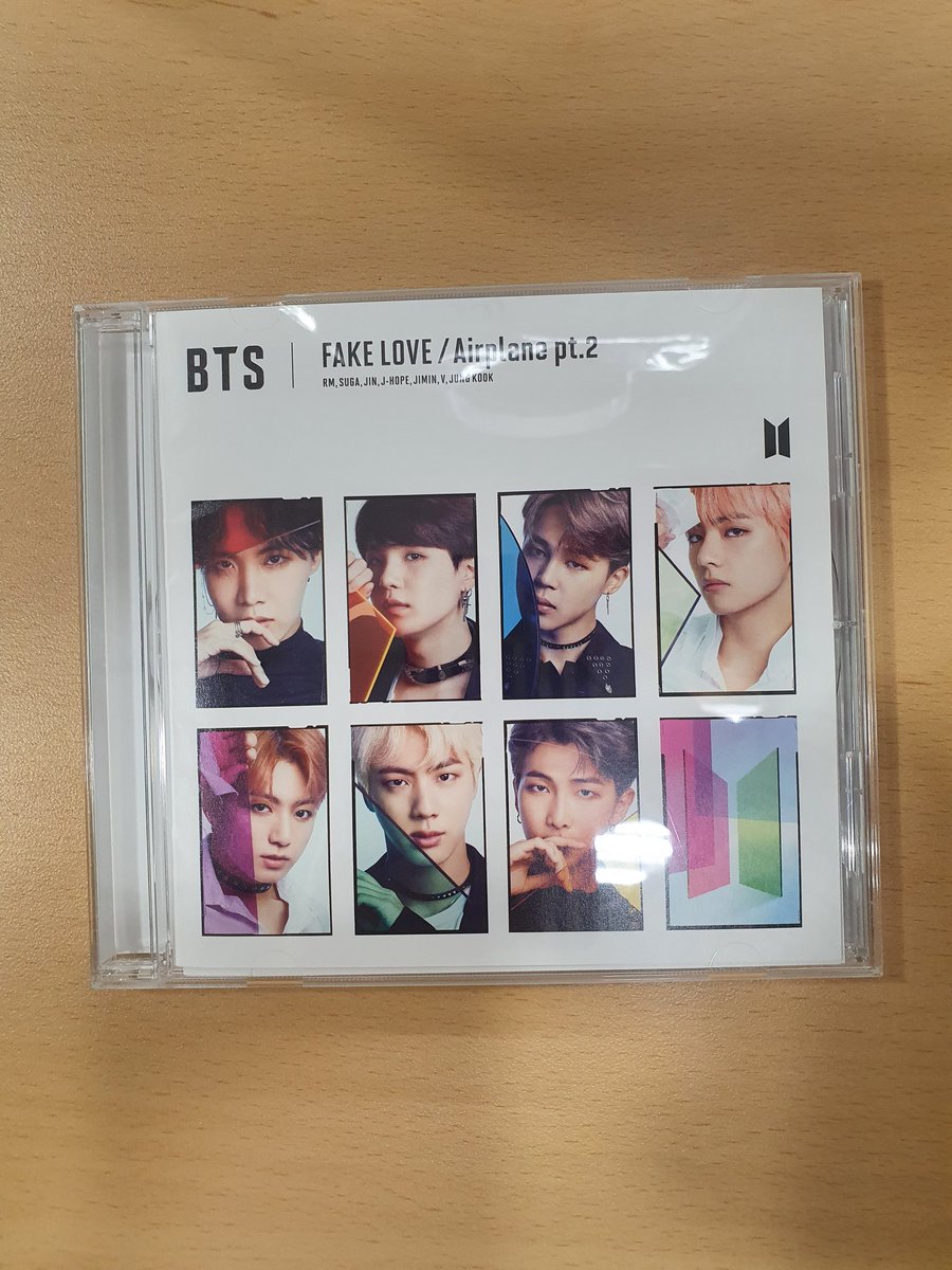 ajtmakeogod's tweet photo. BTS 일본앨범 처분합니다.

악수회응모용으로 일본공홈에서 구매하여 개봉상태지만 새것입니다.

택포 5000원 
(카드케이스 동봉) 

구매희망하시는분 DM주세요 https://t.co/mOKRkaQK6o