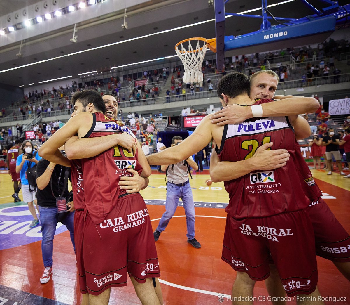 Jose Manuel Puertas (@josempuertas) on Twitter photo Ahora es la tercera campaña en LEB Oro. Y hoy ha conseguido meterse en la final por el ascenso a <a href="/ACBCOM/">Liga Endesa</a>.
Arrancará el sábado ante <a href="/CBBreogan/">Río Breogán</a> y va a molar mucho.
Pase lo que pase, aquel cántico del Veleta ya no es una quimera.
Enhorabuena a los artífices.
📸@ferminius Ahora es la tercera campaña en LEB Oro. Y hoy ha conseguido meterse en la final por el ascenso a <a href="/ACBCOM/">Liga Endesa</a>.
Arrancará el sábado ante <a href="/CBBreogan/">Río Breogán</a> y va a molar mucho.
Pase lo que pase, aquel cántico del Veleta ya no es una quimera.
Enhorabuena a los artífices.
📸@ferminius
