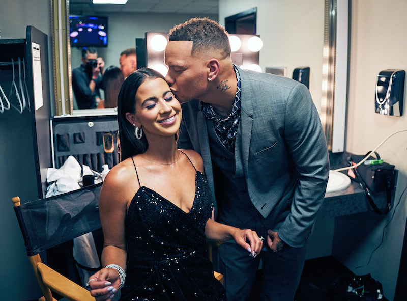 iHeartCountry's tweet photo. Backstage kisses! 😘❤️  | @kanebrown 

#CMTAwards https://t.co/CvbBE91PJK