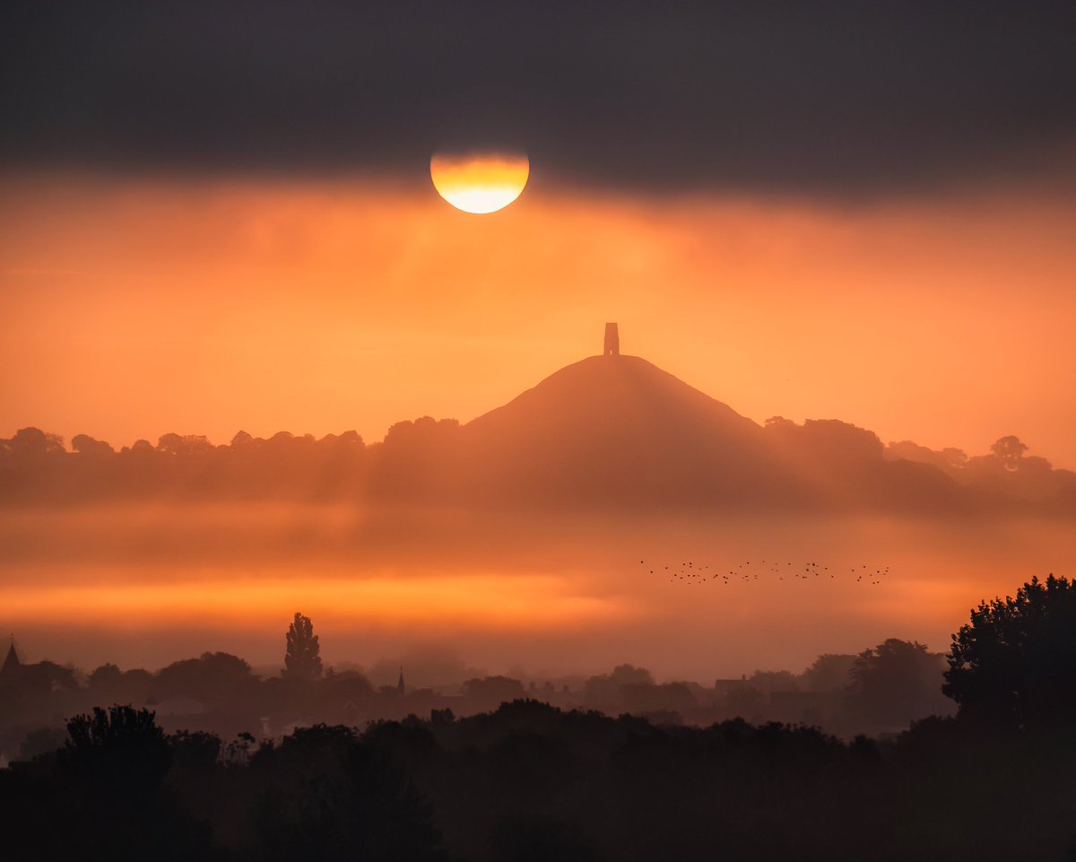 Around now. One year ago. I've been much lazier this year for early morning wake ups. 3am to catch a solistice sunrise. Need to get back on it 🧙‍♂️ #glastonburytor #somerset #solsticesunrise