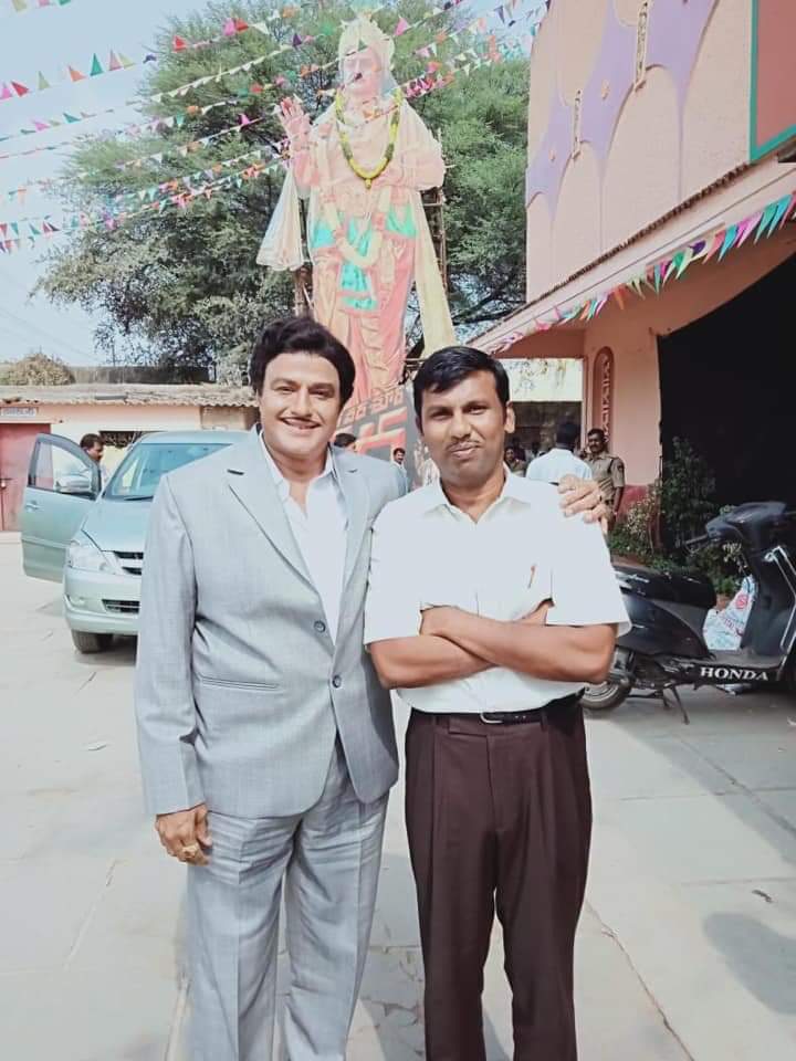 BhadramDr's tweet photo. అందరూ అనుకుంటారు బాలయ్య బాబు  ఎన్టీఆర్ గారి కొడుకుగా పుట్టడం అదృష్టం అని. బాలయ్య బాబు లాంటి కొడుకు ఎన్టీఆర్ గారికి 
పుట్టడం ఆయన అదృష్టం. బాలయ్య బాబు గారి శ్వాస, ఆయన ఆలోచనలు, అను క్షణం ఆయన తండ్రి నామస్మరణే.. ఇంతటి గొప్ప కొడుకుని నేను ఎక్కడ చూడలేదు, చూడలేను.
హ్యాపీ బర్త్ డే సార్.🙏 https://t.co/iSuHaG0UCu