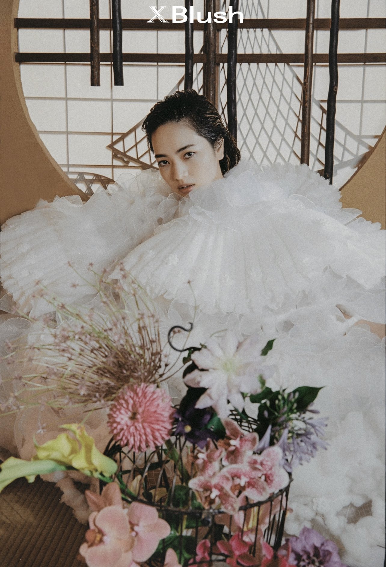 Xblush Magazine Xblushmagazine 颜色的冲撞 风格的交融 小松菜奈在撕裂的时代下独具一格地存在着 疏离淡漠的表情更像是迷惑的糖衣 糖衣之下 女孩静默盛放 小松菜奈