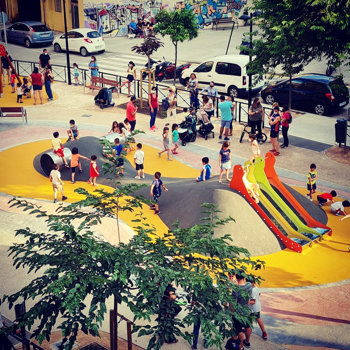 sergicampillo_'s tweet photo. 🎉 🎠🎡 Ahir obrírem el nou parc infantil del carrer Manuel Simó a #Patraix. I ahir es va omplir de xiquets i xiquetes jugant. 

Sembla que ha agradat el nou disseny, no?!? 😍😍😍 https://t.co/NTpOSQ1n1h