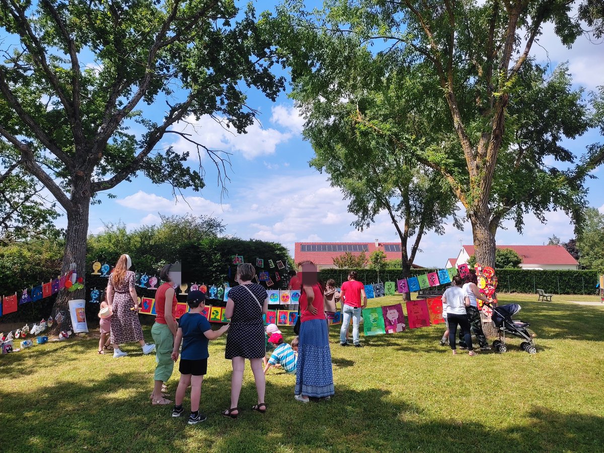 KarenBourdarot's tweet photo. Merci aux nombreuses personnes, parents, grands-parents, frères et sœurs, élus, ATSEM,... qui se sont succédées tout au long de l'après-midi pour voir les œuvres des élèves. Une journée réussie en tous points. https://t.co/rfcNvR8hUk