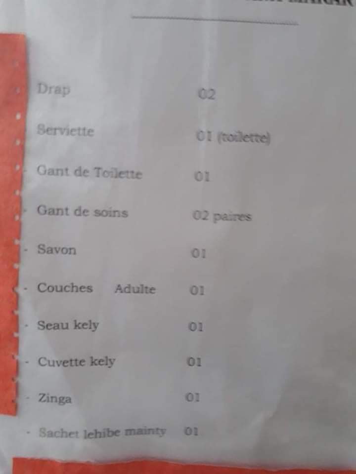 Hopitalin'i Soavinandriana, ny lisitry ny zavatra tsy maintsy entina. Ny rafozako tamin'ny niditra tany, ianao no mpividy catheter hanaovana perfusion, mividy serum, coton. Miantoka tensiomètre, thermomètre, ny taratasy hanaovana ordonnance koa ! (Sary nindramina)