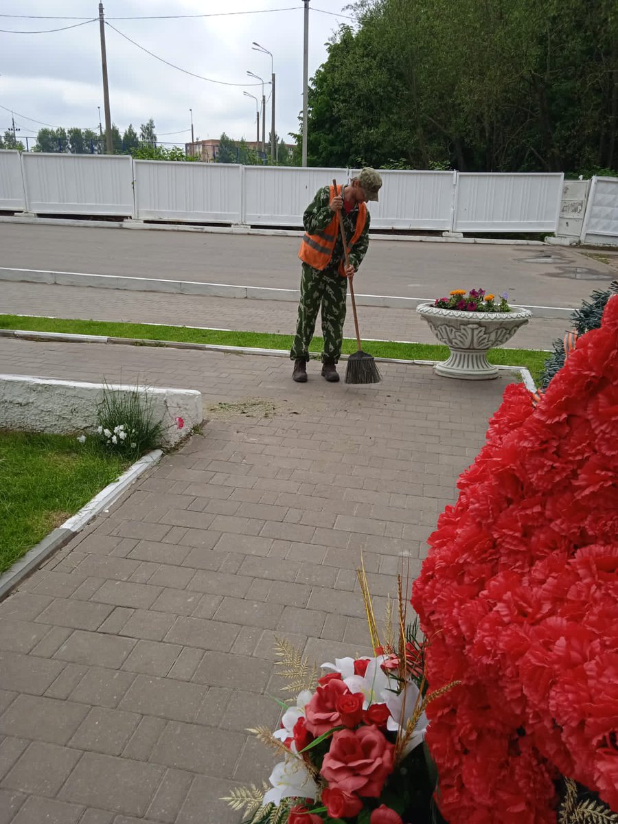 mup_blago's tweet photo. Уборка на братской могиле https://t.co/Ghto7apFRC