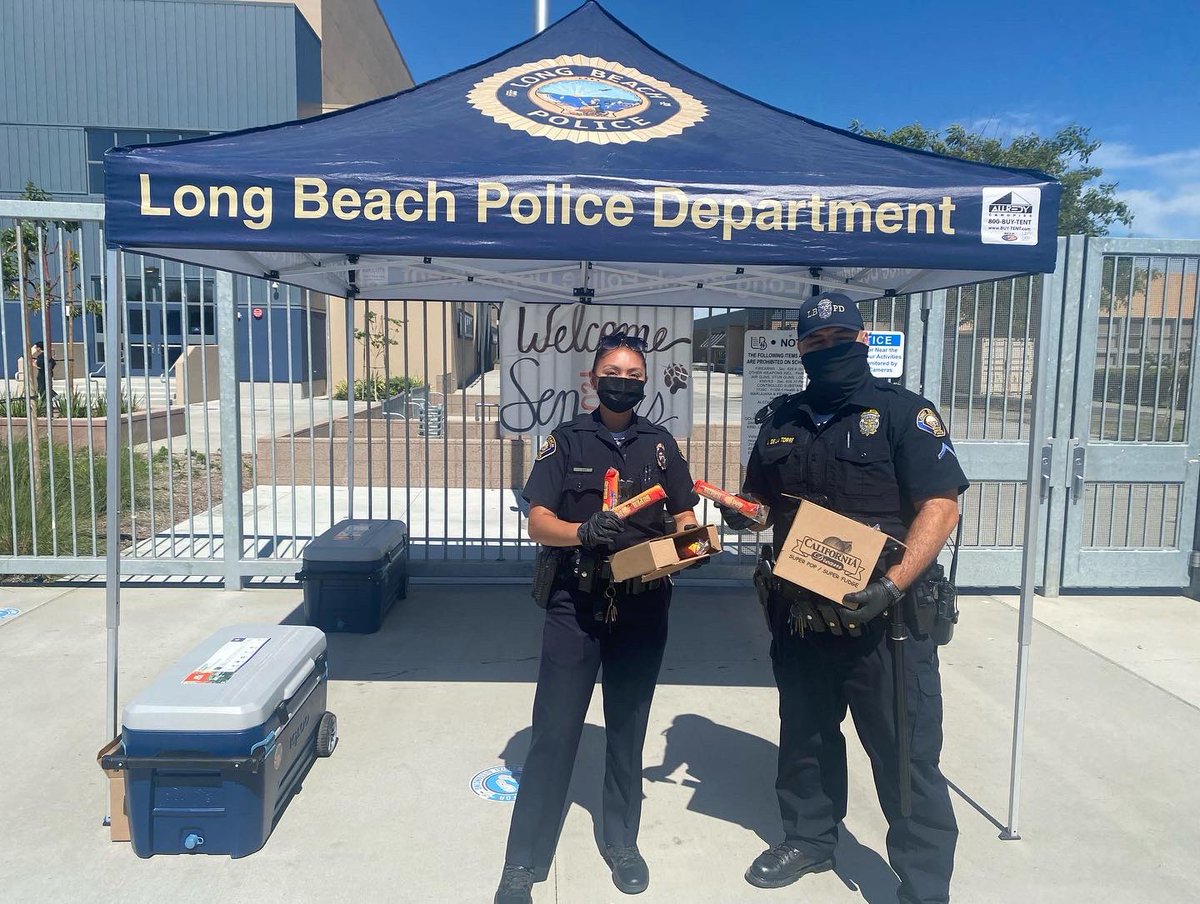 CounselorHamlet's tweet photo. Shoutout to the @LBPDNorth for providing an cool after school snack! ☀️#UptownUnited #PopsiclesWithPD #SweetTreat @lbjordanhigh @LBJordanASB #ProudToBeLBUSD https://t.co/VGkImJyhr4