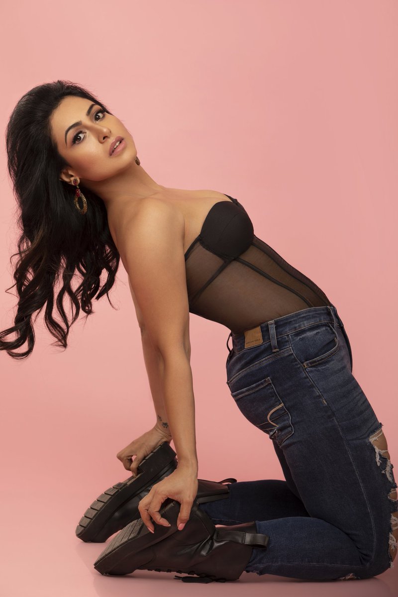 ImNandiniRai's tweet photo. Hotness is uniqueness and just being yourself that's hot.
#NandiniRai #unique #hotness https://t.co/A907RJ12Oa