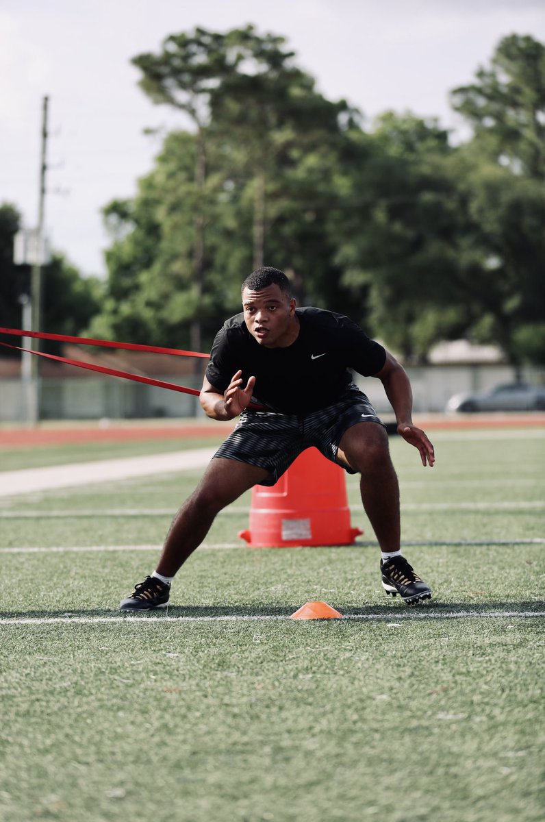 cnote_03's tweet photo. Got some good work in yesterday with @BASICFootballC1 ✊🏾🤝 No days off. https://t.co/SNXEddck6t