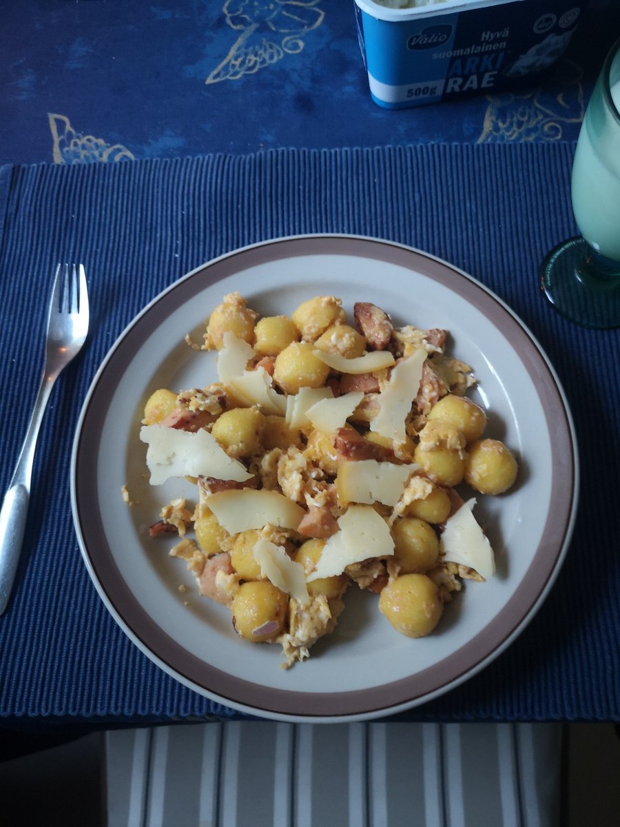 JuhaTenhonen's tweet photo. #äijäillallinen #sitäsuntätä #hk #kabanossi #salamicheddar #perunapallot #paistetutkananmunat #raejuusto ja miu jumit käet. Nyt maijot pitki pöytää 🤦♂️ eli pöytäliina vaihtoo kesken illan. Juu, oon työkuntoinen, mut helkutin huonokuntoinen, ku pikku hölkkä vetää jumiin päiviksi 🤦♂️ https://t.co/ef8PBb0Weg