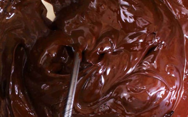 La pré-cristallisation, un processus essentiel pour la création de chocolat La pré-cristallisation est une étape importante de la production de chocolat, qui se définit comme le tempérage du beurre de cacao par des phénomènes de... | #chocolat #chococlic chococlic.com/La-pre-cristal…