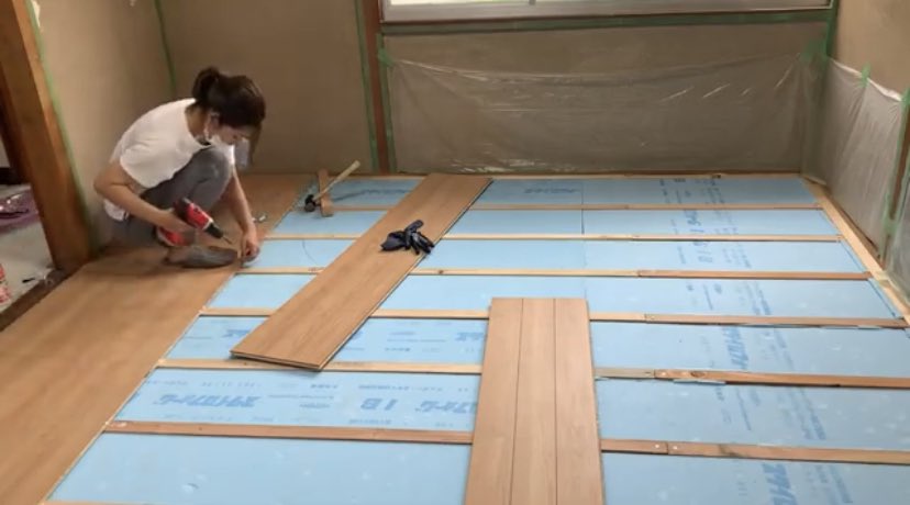ট ইট র まな 古民家再生クラファン挑戦中 去年の今日 畳からフローリングへ 床を張り替えていたらしい この頃工具なんて持ってなくて もちろん使ったこともなくて レンタルした電ドラと丸のこで 必死のパッチでdiy もう一年経ったのか Diyの腕は