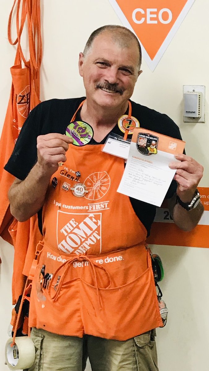 BordwellPam's tweet photo. DM Sean stopped by today and met one of our super stars Glen in paint! Glen received a District badge 🕺#Recognition #MyView #OnePaint #Goals @SeanBrownD133 @WeidmanJess https://t.co/DrsYeEEUpc