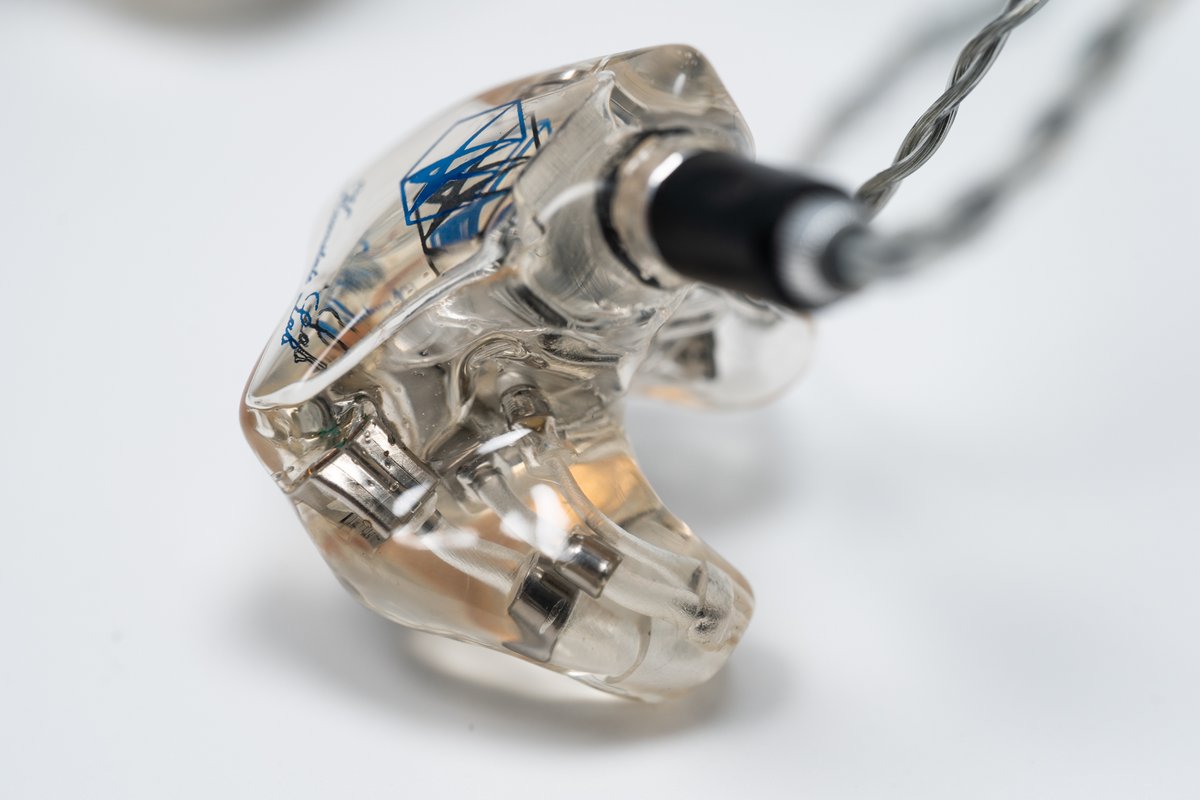 KumitateLab's tweet photo. KL-REF rev2.0 + 『クリアシェル 3D』.
今回は製作が難しい小さな耳のお客様だったので、カスタムIEMのシェルを3Dプリントで製作しました。
通常の製作方法と見た目が同じになるように、後処理を加えてます✨
#KL_REF #くみたてLab #カスタムIEM https://t.co/IPoqv2Zaaa