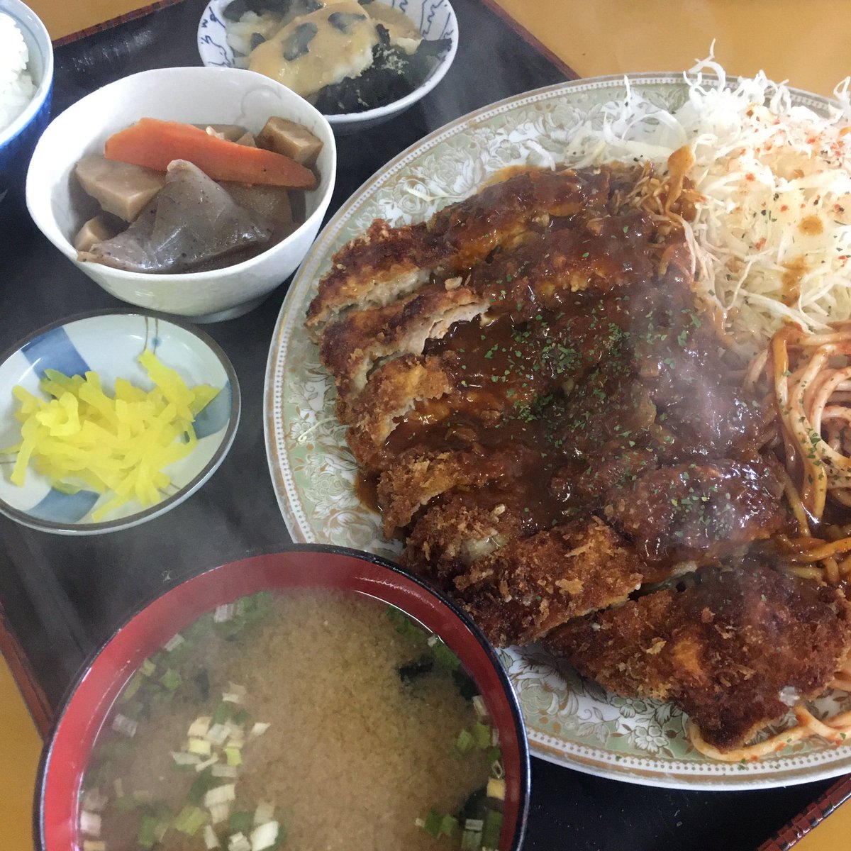 DENSUKE39558879's tweet photo. 大分県JR日出駅前『DENSUKE』太っていても今日も細々営業していますので、どうぞよろしくお願いします。
写真は「チキンカツ定食」
#でんすけ #デンスケ #DENSUKE https://t.co/XOmk29fCdy